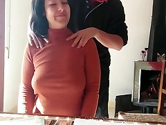 शिक्षक कॉलेज के छात्र के साथ बड़े गधे और प्राकृतिक स्तन