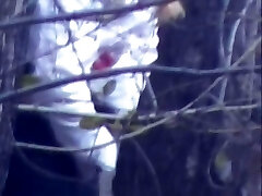 Public voyeur à la capture d'une fille sexy en train de pisser dans les bois