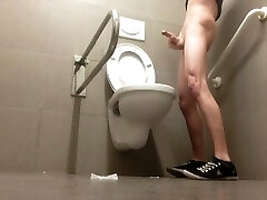 Junge Gay Boy Doing Schmutzige Dinge In Der Öffentlichen Toilette!