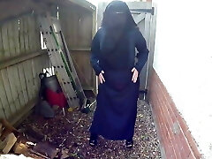 Niqab Whore! Fette Moslemnutte strippt im Hinterhof!