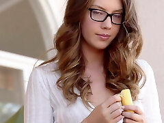 sexy fille dans lunettes suce une banana comme elle masturbe 