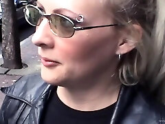 naughty milf cieszy się jej pierwszy raz z czarnym facetem