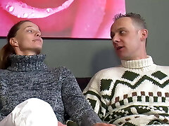 Rosali fickt mit Ihrem freund und seinem Vater auf der Porn Sofa