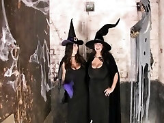 Giant-Boobs Bbw-party at halloween