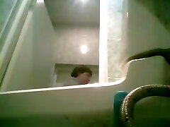 скрытая камера-девушки в туалете выпускного вечера