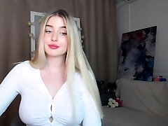 big boobed bionda si masturba con un dildo in bagno