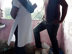 देसी कॉलेज लडकी अपने घर के चैट में जाकर अपने ट्युज़न टीचर को चुत दिया