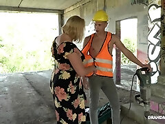 Heavy and fat mature blonde whore spreads gams for kinky missionary