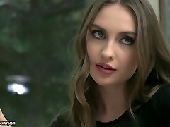 有吸引力的苗条俄罗斯GF在黑色内衣莉娜*赖夫喜欢cun阴