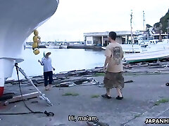 亚洲婊子得到的奶油深，在她的湿猫 