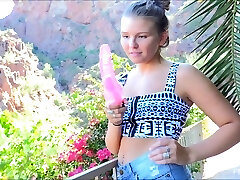 мастурбация у бассейна приносит сексуальной мелиссе все, что ей нужно