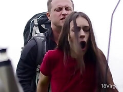 18 девственный секс - сексуальная цыпочка ждет помощи и яркого оргазма в догги