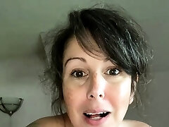 Ample boob brunette masturbates on webcam