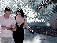 Tattooed housewife Anna De Ville enjoys while having a 3 way