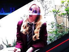 настоящая 18-летняя британка вставляет анальную пробку и мастурбирует