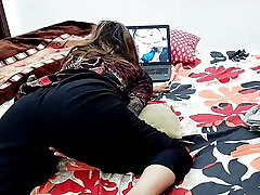 indisches college-mädchen hat einen orgasmus, während es sich ihren eigenen desi-pornofilm auf dem laptop ansieht
