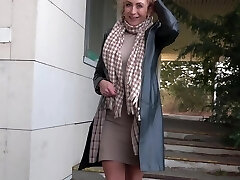 Julia North enjoys while fellating her lover's fuck-stick in the car