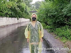 adolescente en impermeable amarillo muestra el coño al aire libre bajo la lluvia