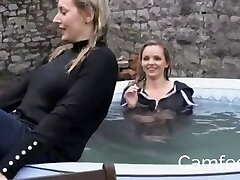 blondine wirft sich in den pool barfuß unter wasser