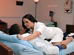 baise interraciale à l'hôpital avec l'infirmière aux gros seins angela white