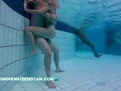 teaser schamloses teenie-paar fickt im öffentlichen schwimmbad