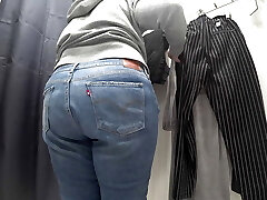 در یک اتاق اتصالات در یک فروشگاه عمومی, دوربین گرفتار یک بانوی چاق با یک الاغ زرق و برق دار در شورت شفاف. کون
