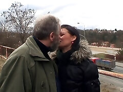 великолепная чешская порнозвезда трахается с похотливым стариканом на открытом воздухе