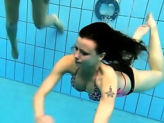 katka et kristy natation sous-marine babes