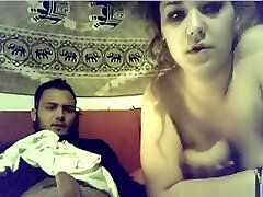 Arabski chłopak uprawia seks ze swoją GF na kanapie