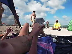 暴露狂的妻子511-夫人吻给了我们她的裸体海滩过氧化值，一个偷窥狂在她和其他几个男人看着！