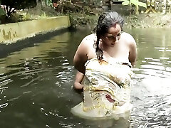грязная бхаби с большими сиськами купается в пруду с красавчиком деборджи (на открытом воздухе)