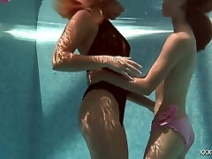 Olla Ogla和Irina Russaka性感的裸体女孩在游泳池