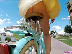 chica sin pantalones avi love está montando su bicicleta antes de un sexo con desconocidos