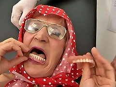 Toothless grandma (70+) takes out her dentures before orgy