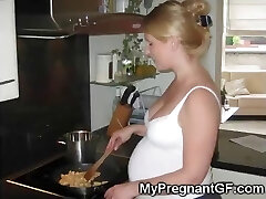 युवा गर्भवती!