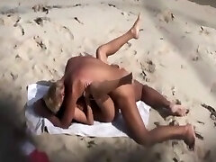 schöner sex auf dem Strand in der Krim