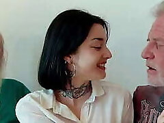 молодая брюнетка занимается сексом втроем со стариками и глотает сперму