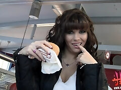 Freundin will im Hasty Food Restaurant blasen und frisst Sperma vom Burger - Aische Pervers