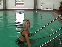 Notgeile steckt sich alles im Spa Hotel in die Fotze was sie findet