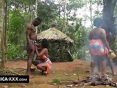 rituel orgiaque dans la jungle