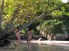 dos hermosas chicas juegan en el agua antes de chupar y follar una enorme sil tor 18 years girl gorda