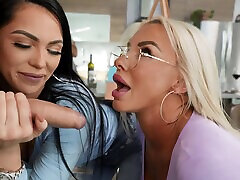 Cock hungry chicks Robbin Banx and MJFresh have sex with male model