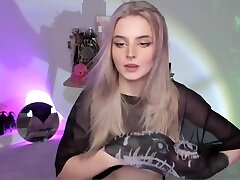 Sexy Streamer Undress Front Of 10 Thousand People! She Is Already Finished!