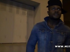 un vieux lascard black drague dans la rue une beurette