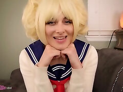 ellie idol en toga y sus matones necesitan un nuevo juguete