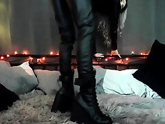 Khaleesi Buttz - Goth Booth Leather labia hanger Fantasy