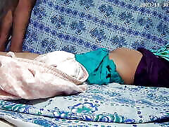 Indian real chote baccaye sex video in the bedroom