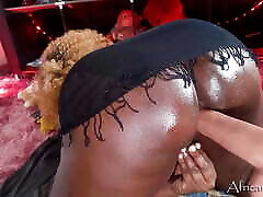 ROUND ASS EBONY GIRL loves to FUCK with BBC bahen ke saath , she TWERK and puts OIL in HERSELF