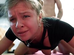 trener zobaczył moje ćwiczenia i pokazał mi, jak poprawnie ćwiczyć jogę - nigonika hot porn 2024