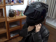 capuche en latex en public